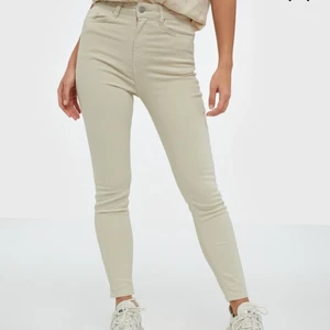 Nelly jeans  - Säljer dessa sjukt snygga jeans från Nelly.com ❤️ varför jag säljer den är för att den var för stor för mig då jag råkade klicka hem dem för en större storlek! Dom är i storlek 44-46 och jag är väldigt kort för de. De är så sjukt snygga och jag har aldrig använt dem❤️den är i väldigt bra skick och den passar till nästan allt.  Ordinarie pris är 175 men jag säljer dem för 160 bill du beta mer info så kan du kontakta mig privat.