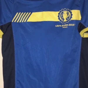 T-shirt - Säljer denna blåa tröja för 20 kr, aldrig använt, köparen står för frakten💞