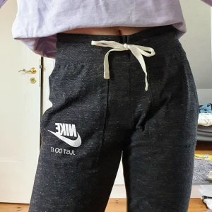 Nike pants - Ett par fina nike-mjukisbyxor som endast är använda 2-3 gånger så de är i nyskick! Säljer då jag har flera liknande så dessa kommer inte till användning. Priset är exklusive frakt!!💓