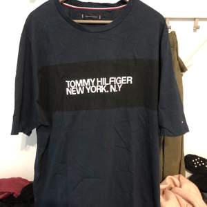 Tommy Hilfiger t-shirt 3XL. Använd 6/10 i skick. Vid köp av flera varor går priset att diskutera. Köpare står för frakten (PostNord skicka lätt 63kr upp till 1kg). För mer detaljer, skriv. 