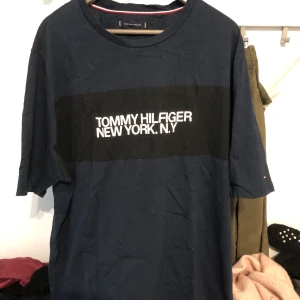 Tommy Hilfiger t-shirt 3XL - Tommy Hilfiger t-shirt 3XL. Använd 6/10 i skick. Vid köp av flera varor går priset att diskutera. Köpare står för frakten (PostNord skicka lätt 63kr upp till 1kg). För mer detaljer, skriv. 