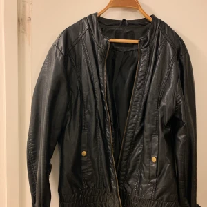 Fakeskinnjacka - Rensar garderob efter flytt allt är inklusive frakt! 