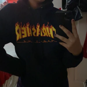 Thrasher hoodie - Jag säljer min gamla thrasher hoodie från junkyyard nypris: 999, den är helt okej andvänd men inte direkt sliten kan visa fler bilder på begäran, jag är 160 för refferens 💕  kan mötas i Stockholm eller så står köparen för frakten❤️ tar endast swish 