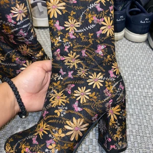 Broderade stövletter av märket tiamo köpta på rizzo i storlek 36.  - Dom är sanna i storleken och passar väldigt fint på foten. Klacken är 11,5cm hög. Knappt använda. 