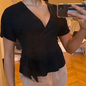 Svart Knyt Blus - Köpt för 300kr på ginatricot är i bra skick, då jag använt tröjan 2 ggr. Säljer pga inte min stil längre 