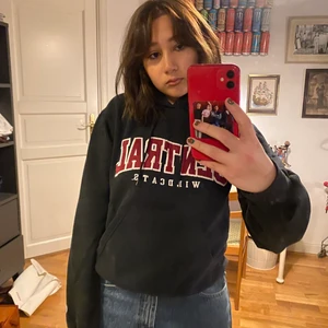 Cool hoodie!! - As ball hoodie med röd text på! Säljer pga vill ha den mer oversized, jag är en M så om man vill ha den oversized rekommenderar jag den på en S-XS:)! Bra skick och inte mycket använd.