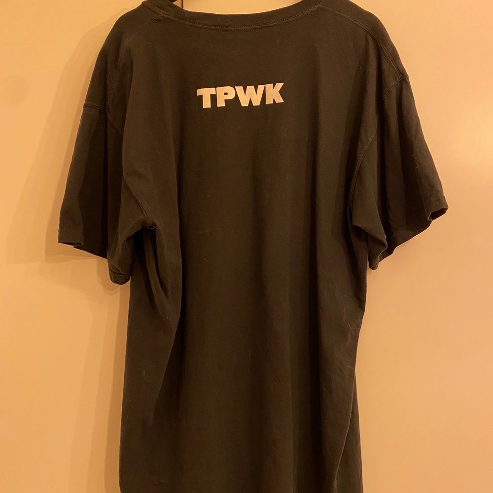 T-shirt med fine line tryck på framsidan, TPWK på baksidan från den officiella merchshoppen. Säljer pga för stor storlek. Buda i kommentarerna, startpris 150kr. Frakt 60kr tillkommer. Använd 1 gång. Till 14/11. T-shirts.