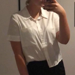 Vit skjorta  - Vit kortärmad skjorta från Bik Bok. Aldrig använd 