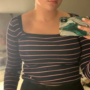 Hollister tröja storlek M - Säljer denna supersköna långärmade tröja från hollister i storlek M. Använd hyfsat mycket så den har en lagning i vänstra armhålan men det är inget som syns utåt. Frakt tillkommer.