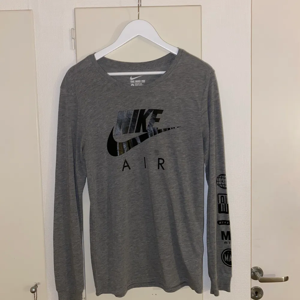 Denna coola grå tröja från Nike köpte jag från Urban outfitters för några år sedan. Inte använd många gånger heller så är i fint skick. Köpt på killsidan så lite stor för att vara small. Säljer denna för 130kr (FRAKT INGÅR). Fler bilder går att få om man är intresserad :) . Tröjor & Koftor.