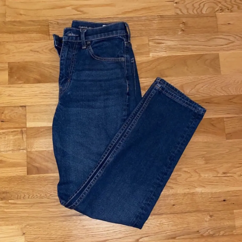 Tja! Säljer ett par nästintill nya jeans från Crocker. Modellens heter ”243 Regular Blue Water”.                         Klantade till det med storleken, de är tyvärr för stora för mig och därav är de knappt använda. Hör av dig om du vill ha fler bilder!🥰. Jeans & Byxor.