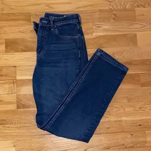 Tja! Säljer ett par nästintill nya jeans från Crocker. Modellens heter ”243 Regular Blue Water”.                         Klantade till det med storleken, de är tyvärr för stora för mig och därav är de knappt använda. Hör av dig om du vill ha fler bilder!🥰