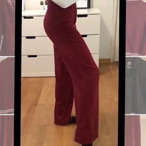 Vida byxor - Mörkröda kostymbyxor från Bik Bok💗 Jätteskönt material och snygga!🥰 