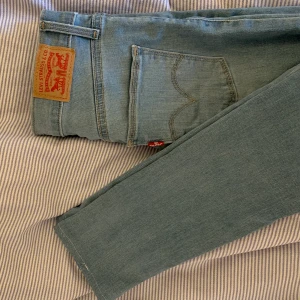 Levis skinnyjeans - Säljer mina högmidjade skinnyjeans från levis (äkta) som jag älskade så mycket. Har sytt upp byxorna och sömmen är inte den vackraste. Men det syns absolut inte om man inte kollar noggrant på nära håll! Bortsett från de är de helt felfria. ✨✨ Jeansen är i strl 25 och passar mig som vanligtvis är en 34.