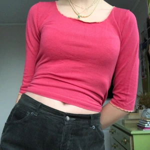 Rosa trekvartsärm 💓 - Supersöt och mjuk finstickad tröja från märket Kaffe. Fint skick 🧡💗