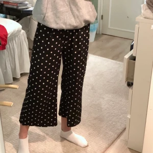 Byxor, S - Vida byxor i skönt material o loose fit, passar mig som har S o är 173cm men midjan är i resor så den är mellan XS-M. Köpt från Boohoo. Swipe för mer info🌟 