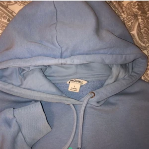 Babyblå hoodie  - Hoodie från monki! Super skön lite oversized, typ nån liten fläck över fickan. Men syns knappt! Frakt 59kr🥰
