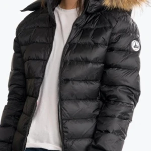 JOTT (just over the top)  - Jag köpte jackan på Jackie för 3500kr 2018. Den är stolek L men eftersom det är ett franskt företag så går den lite mindre i storlek så det passar för de med storlek S/M i svensk storleks design och inte L. Så rekommenderar om du har storlek S eller M i storlek. Jag har inte använt den så mycket eftersom jag har andra jackor och därför vill jag bli av med denna jacka, så det finns inget som är ”förstört” med jackan. Luvan går att ta av och sätta tillbaka, så man kan variera på hur jackan ska se ut. Pris kan diskuteras vid snabb affär. 