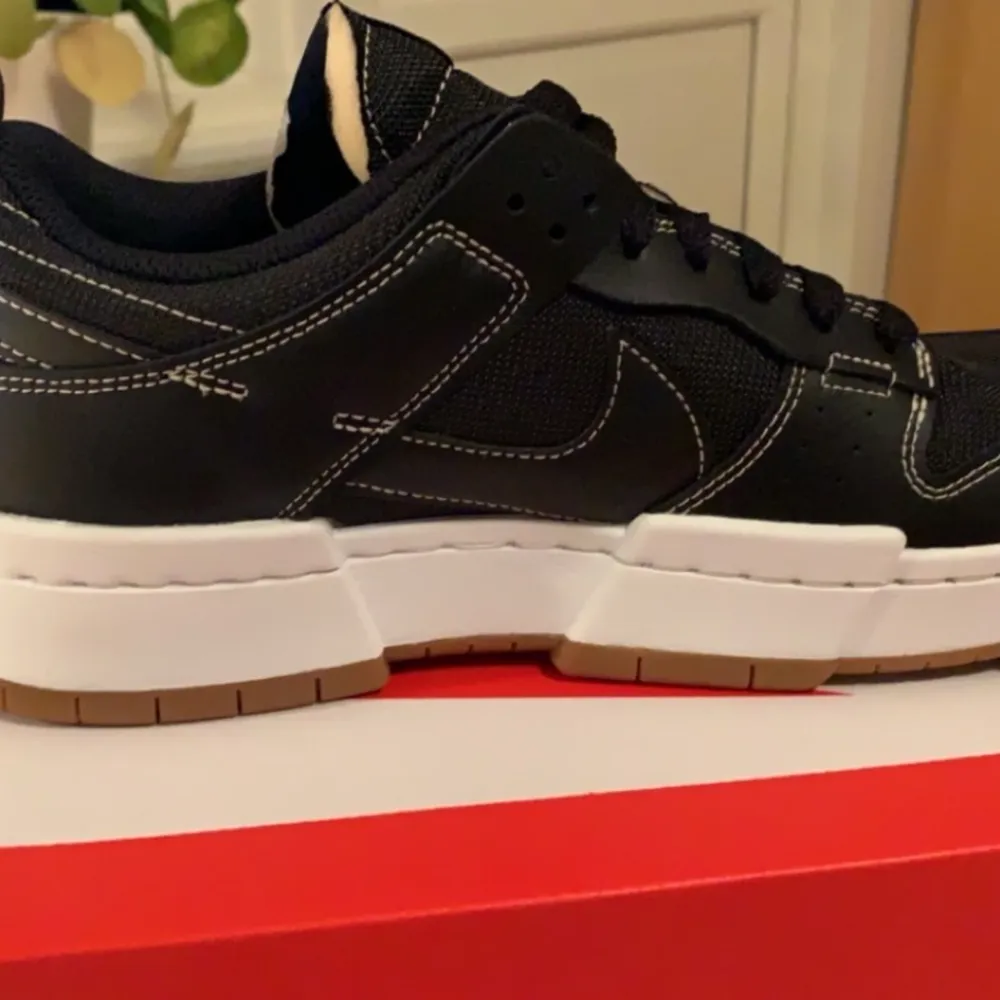 Helt nya oanvända Nike Dunk Low Disrupt Black White Gum. Köpta på SNKRS droppet. Strl 42,5 men passar från 42-43. Orginallådan ingår. Har kvitto Skickas i dubbla lådor så skolådan inte skadas. Köparen står för frakten  Bara att skicka meddelande om du har några frågor.. Skor.