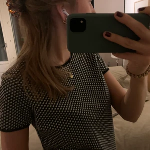 Snygg t-shirt! - Använt den lite så den är väldigt fräsch och har inte skador eller så💕