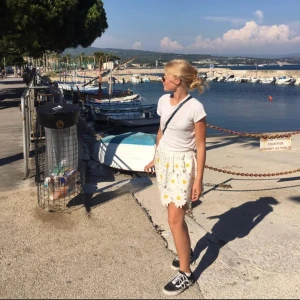 Blommig kjol - Världens sötaste blommiga kjol som jag får miljarder av komplimanger på. Bra skick. Orgn pris ca 800