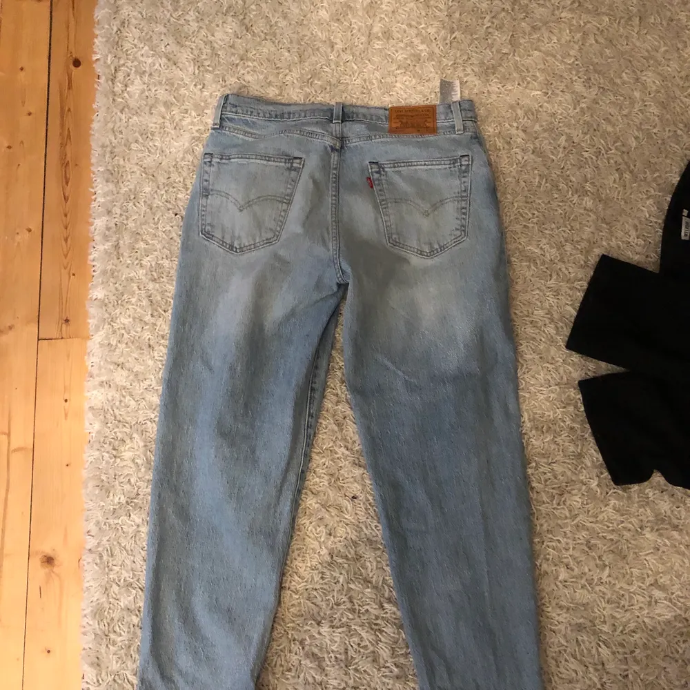 Säljer dessa fina jeans från levis pga att jag ej använder dom så mycket längre! Fint skick trots använda. Nypris 1000kr köpta på carlings. Köparen står för frakten. Vis fler intresserade startas budgivning. Jeans & Byxor.