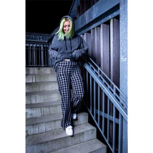 Ribecka Kostymbyxor - Super sköna kostymbyxor som sitter tight över rumpan & sedan blir loose. Köpta på Madlady ifrån Ribeckas populära kollektion. Storlek L men finns knappfunktioner så dem passar en M oxå✨