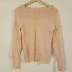 Stickad offshouldertröja i S - Stickad puderrosa/nude offshouldertröja i stl S. Den är lite använd pga för liten för mig. Lite ostruken på bilden.
