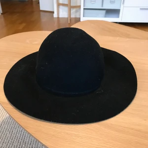 Ullhatt från H&M - Hatt i 100% ull från H&M, jag blev tyvärr aldrig en cool hattperson så denna får nu vandra vidare.