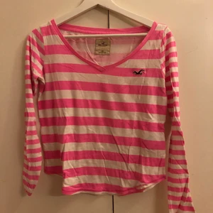 Randig långärmad tröja  - Randig långärmad tröja från Hollister. Storlek XS. Kunden står för frakten 💗🤍💗🤍