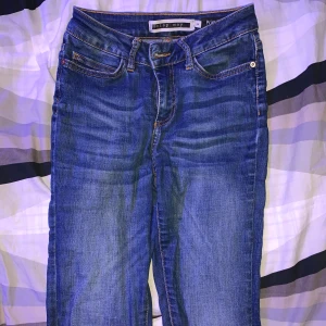 Jeans  - Ska sälja mina fina  skinny jeans nu. De har blivit för små för mig. De är lite stretchiga. De är solblekta och lite tunnare på vissa ställen på dem. De är rätt så långa. 