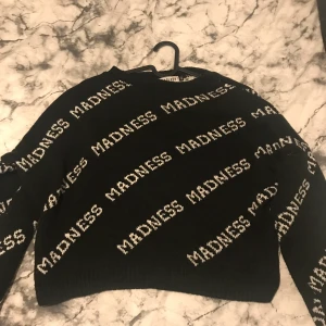 Madlady tröja  - Super snygg madlady tröja i storlek S, köpt för 300kr vid fler bilder är det bara att höra av sig, kan även frakta då köparen står vid de.