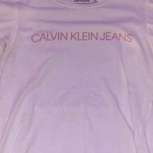 SUPER SKÖN vit Calvin Klein T-shirt med ljus rosa text. Helt oanväd! Storlek M 