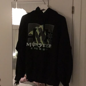 Oversize hoddie - använd 1 gång, sitter snyggt på mig med S, monster tryck Drainer