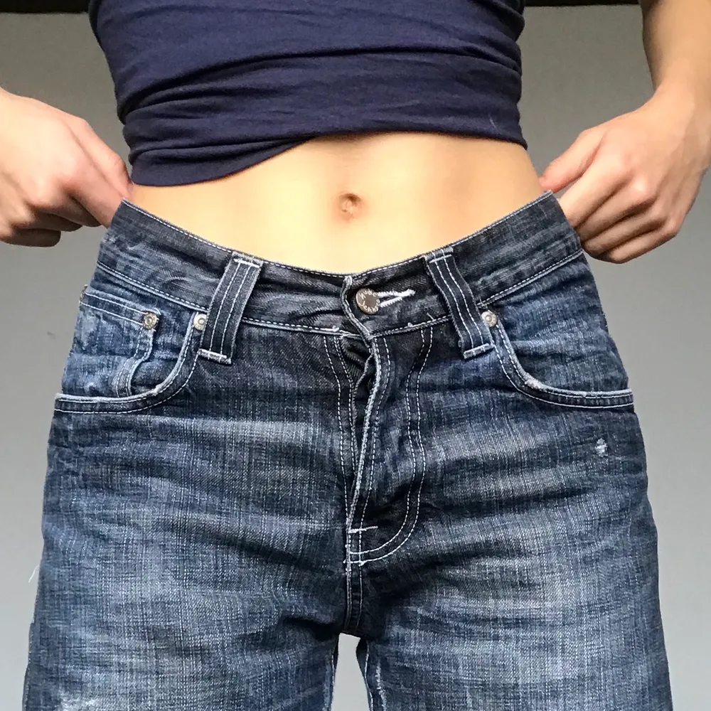 Fett fina jeans från nudie köpta second hand👍 Säljer pga de är för korta för mig som är 1.75! Skulle säga att de passar 165-170 personer. Tror de är i strl 26 typ men det står ej! Det finns också slitningar som är meningen att de ska vara där och ett litet hål som jag (tror) är meningen ska vara där.. Jeans & Byxor.