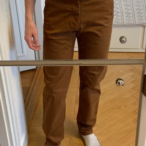 Brice chinos - Varmt rostbruna chinos storlek M. Knappt använda. Fler bilder kan skickas till den intresserade.