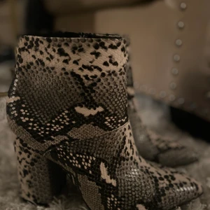 Ormmönstrade boots - Oanvända, endast testade. 