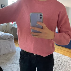 Rosaglittrig sweatshirt  - Sjukt fin sweatshirt från Zara som är basic med en liten touch. Fått så många kommentarer för den, men tyvärr är den blivit för kort i ärmarna😢 storlek 13/14 (barnavdelning) men passar xs-s❤️❤️
