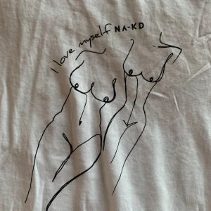 NA-KD t-shirt  - Finns inte kvar på na-kd, strl s, fint skick, budgivning startar på 100kr högst bud vinner. HÖGSTABUDET LIGGER PÅ 100kr!!!