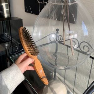 Borste renkammning  - Helt ny svinborste/renkammningsborste från Braun Wettberg. Kan användas när som. Ger en slät fin yta vid uppsättningar. Helt fantastisk borste.