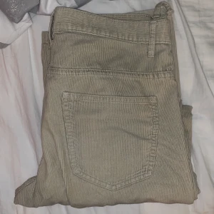 Corduroy byxor, M - Balla corduroy byxor, använt max 1/2 gånger. Är 173cm och dem är en aningen oversized för mig. Skicka pm för fler bilder 🌟 