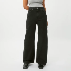 Weekday Ace Jeans - Säljer mina jeans i modellen Ace! Bilderna är ifrån hemsidan men skriv så skickar jag på mina! Dom har såklart tappat lite färg men jag tycker att det är snyggt när svarta jeans bleks lite. Jag är 170 och dom går hela vägen ner på fötterna. Kostade 500 kr.