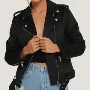 Säljer denna skitsnygga Suede Biker Jacket från då den tyvärr aldrig kommer till använing. Frkaten tillkommer🥰