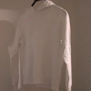 Vit hoddie - En vit hoddie, i srl 160 i barn men den är stor, så skulle säga att det är en xs-m❤️ köparen står för frakten