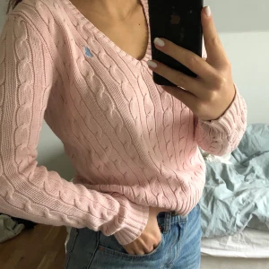 Stickad Ralph lauren tröja - Ljusrosa v-ringad stickad Ralph lauren tröja. Superfin nu till höst. 💞