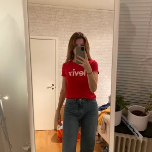 Levis tröja - Röd tröja från Levis. Vintage. Köpt för 1,5 år sedan men kommer aldrig till användning. Är i gott skick och otroligt bekväm❣️