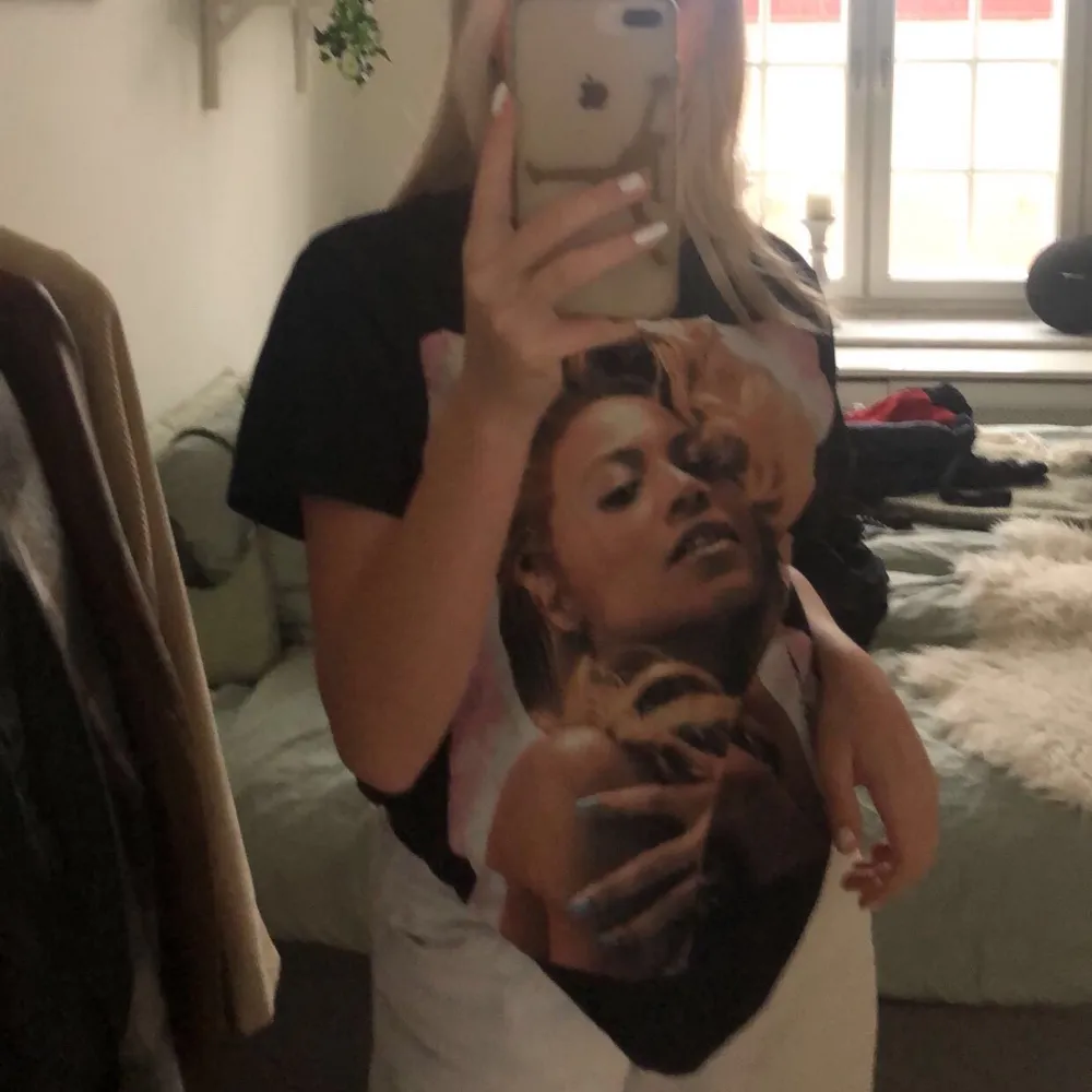 Säljer denna jätte fina Beyonce tröja pga av att den inte kommer så mycket till användning längre:/ jätte bra skick!💖. T-shirts.