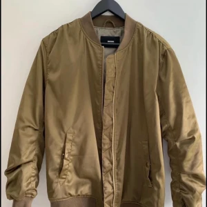 Bomberjacka från Bikbok - Oanvänd i stl S