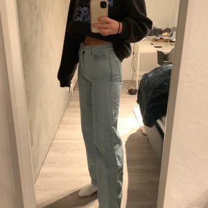 Miami blue wide leg, junkyard - Säljer nu mina älskade Miami blue jeans från junkyard. Använda 4-5 gånger och är därför som nyskick. Köptes i somras men kommer inte till användning som jag hoppats. Nypris 499kr. Kontakta mig om du har frågor 💕⚡️