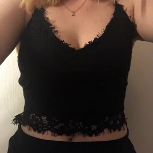 Spetstopp - Säljer nu mitt fina linne, nästan oanvänd och fint skick. 💕Köptes på NewYorker. Dragkedja på sidan är lite krånglig ibland. Frakt tillkommer på 42kr du inte kan mötas upp. Ej spårbar. Betalas genom Swish innan jag skickar eller när vi möts. 